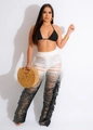 Dettaglio dei pantaloni in maglia sfumati con frange e top bikini su una modella - S / Nero Sfumato
