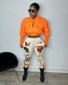 Détail de la doudoune orange vif à col montant et du pantalon de jogging blanc imprimé - L / Orange