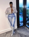 Détail d'une doudoune gris clair brillante avec un legging imprimé denim et des bottes blanches - S / Gris