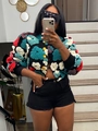 Kurze Vintage-Jacke mit bunten 3D-Blumen und gelben Knöpfen im Spiegel-Selfie-Look - S / Schwarz Blaues Blumenmuster