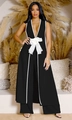 Detail van zwarte jumpsuit met V-hals, witte contrastbiezen en 3D-bloem van textiel - S / Zwart (G0690)