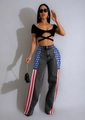 Detail von High-Waist-Jeans mit weitem Bein und seitlich genähten USA-Flaggenmustern - S / Schwarzer Denim
