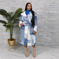 Lange damesjas met blauw-witte denim patchwork print en een dubbele rij knopen - S / Cowboy