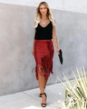 Detalle de la falda midi de lentejuelas rojas con flecos dinámicos y cintura alta de moda - S / Rojo