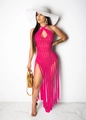 Détails de maille et longues franges sur une robe de plage longue rose fuchsia - Rose rouge