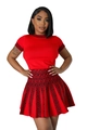 Dettaglio del set due pezzi in maglia rossa con motivo Greca nero su colletto e girovita - S / Rosso