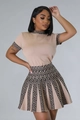 Dettaglio della maglia e del motivo a greca sull'elegante completo beige due pezzi - S / Albicocca