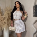 Conjunto chic de dos piezas de ganchillo beige con motivo de ondas, top halter y minifalda - Blanco