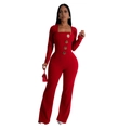 Detail van rode jumpsuit met lange mouwen, vierkante halslijn en grote gouden reliëfknoppen - S / Rood