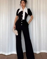 Details von Kontrastrevers und Knopfleiste an diesem ärmellosen Jumpsuit - S / Schwarz