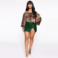 Détail du crop top léopard à manches lanternes et mini-jupe en satin vert avec fente - S / Bas / Vert Foncé