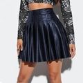 Détail d'une mini-jupe plissée en similicuir bleu marine brillant avec taille haute chic - Bleu marine