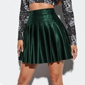Détail d'une mini-jupe plissée vert foncé à taille haute avec finition satinée de luxe - Vert Foncé