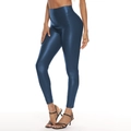 Détail du pantalon en cuir PU bleu taille haute avec fini brillant et coupe ajustée - S / Bleu marine
