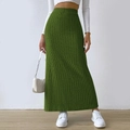 Dettaglio della gonna lunga in maglia a coste verde oliva con spacco laterale e vestibilità slim - S / Verde Smeraldo