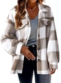Detail von weichem Fleece-Stoff und Knopfverschluss an der Damen-Hemdjacke mit Karo - Khaki