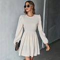 Détail de robe crème à manches bouffantes avec plis à la taille et texture de tissu doux - 2XL / Abricot