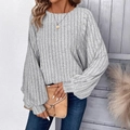 Detailansicht eines grauen Rippstrickpullovers mit eleganten Laternenärmeln und Rundhals - S / Grau
