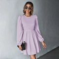 Détail d'une robe lavande avec manches bouffantes, taille ajustée et jupe plissée - 2XL / Mauve Clair