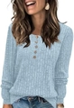 Dettaglio della maglia a coste azzurra con scollo Henley e bottoni in legno decorativi - Azzurro