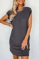 Détail de robe en tricot gris foncé avec texture côtelée et poche carrée sur la poitrine - S / Gris foncé