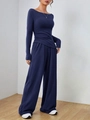 Dettaglio del top a maniche lunghe blu scuro con pieghe laterali e pantaloni a gamba larga - Taglia S / Top E Pantaloni / Blu