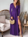 Détail de la robe maxi violette avec décolleté en V profond, taille plissée et fente latérale - S / Violet