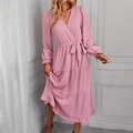 Detailansicht eines rosa Langarmkleids mit V-Ausschnitt und gestuftem Volant-Saum - S / Rosa