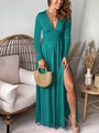 Détail du décolleté en V profond et de la taille haute plissée sur la robe longue émeraude - S / Bleu-Vert/Vert Lac