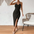 Eng anliegendes schwarzes Rippstrick-Midikleid mit dünnen Trägern und hohem Beinschlitz - S / Schwarz