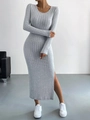 Detailaufnahme des grauen Langarmstrickkleids mit vertikalen Rippen und Seitenschlitz - XS / Hellgrau