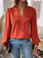 Detalle del escote en V con encaje y textura de lunares en este top naranja de manga larga - S / Rojo