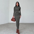 Détail d'une élégante robe longue vert olive avec un design plissé texturé chic - XL / Gris foncé