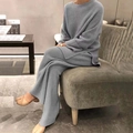 Détail d'un ensemble en maille côtelée bleu-gris avec pull ample et pantalon large - S / Haut Et Bas / Gris