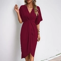 Elegante abito bordeaux a maniche corte con profondo scollo a V e orlo asimmetrico a nodo - S / Borgogna