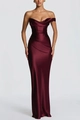 Détail de l'encolure plissée élégante sur une robe de soirée en satin bordeaux lisse - S / Bordeaux