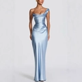 Élégante robe de soirée en satin bleu clair avec épaules dénudées et taille plissée - S / Bleu clair