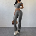 Conjunto de dos piezas gris oscuro para mujer con top sin hombros y pantalones de campana - Gris oscuro