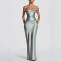 Vestido largo de satén verde salvia con hombros descubiertos y cintura plisada - S / Verde Hiedra