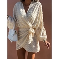 Elegantes cremefarbenes Mini-Kleid mit V-Ausschnitt, Fransenstruktur und Taillenband - S / Gebrochenes Weiß