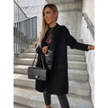 Cappotto di lana nero da donna e pantaloni in pelle su una scala moderna - S / Nero