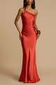 Detail eines roten One-Shoulder-Satinkleids mit glatter Textur und elegantem Fall - S / Burgunderrot