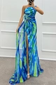 Detail eines blaugrünen Chiffonkleids mit One-Shoulder-Schnitt und Federverzierung - S / Blaugrün