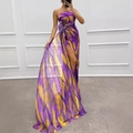 Elegantes Ein-Schulter-Maxikleid aus Chiffon mit abstraktem Druck, Schlitz und Federdetail - S / Lila