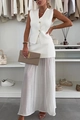 Dettaglio del completo gilet bianco con scollo a V, bottoni dorati e gonna lunga a pieghe - Taglia S / Top E Pantaloni / Bianco