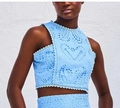 Lichtblauwe mouwloze crop top met eyelet kant, borduursel van hart en geschulpte zoom - S / Blauwe Top