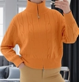 Vue détaillée du pull torsadé orange avec une fermeture éclair métallique à double sens - Taille unique / Orange
