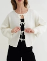 Détail du cardigan blanc en maille avec poignets côtelés et nœuds délicats sur le devant - S / Blanc