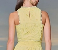 Abito smanicato giallo chiaro da donna con ricamo sangallo e dettaglio sulla schiena - Giallo G280# Top / Taglia S