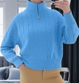 Détail d'un cardigan bleu vif en maille torsadée avec double fermeture éclair et col montant - Taille unique / Bleu